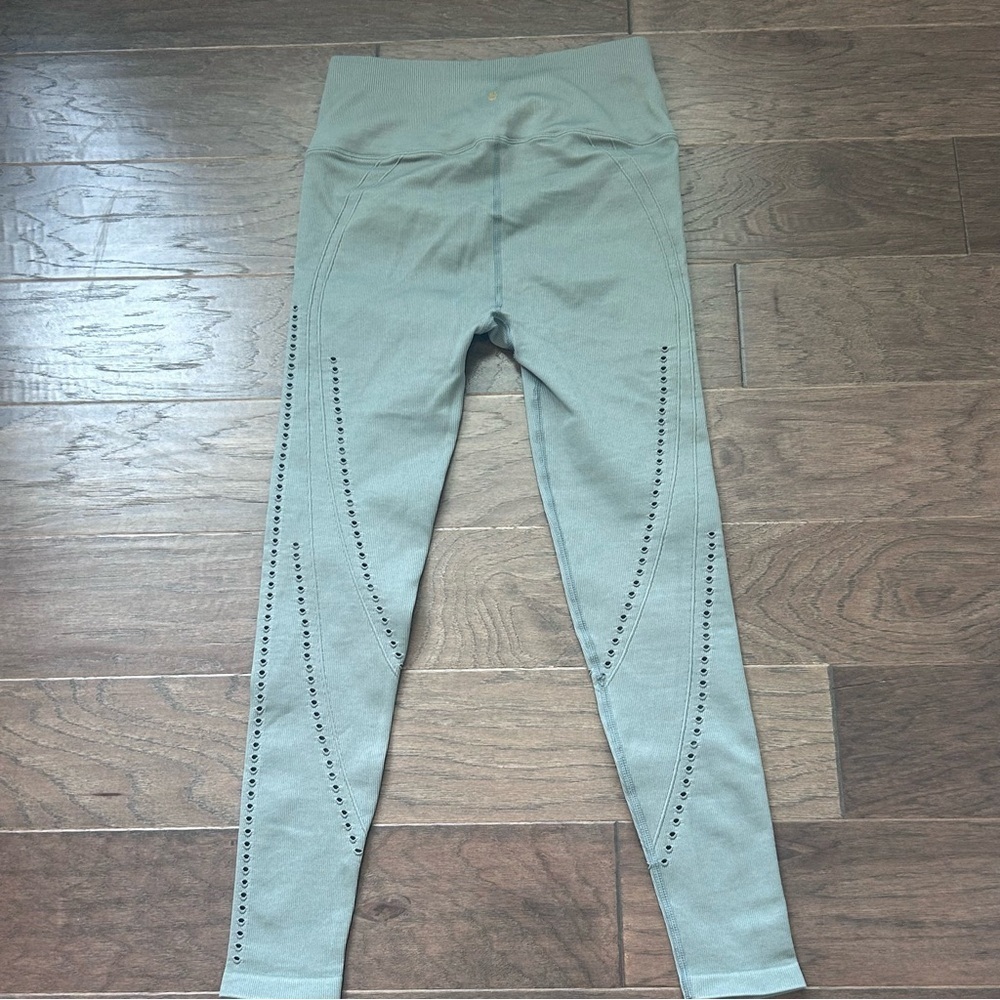 Spiritual Gangster Leggings. Size M/L. Excellent condition - Picture 4 of 5